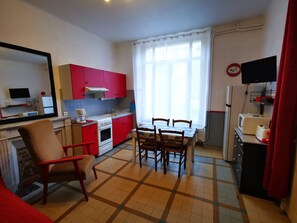 Réfrigérateur, micro-ondes, four, plaque de cuisson