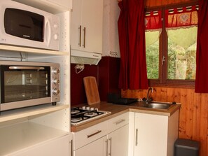 Fridge, microwave, stovetop, dishwasher - Cozy 2-bedroom apartment in Mont-Dore, pets allowed (Mont-Dore)