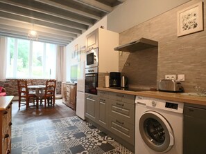 Een koelkast, een magnetron, een oven, een kookplaat