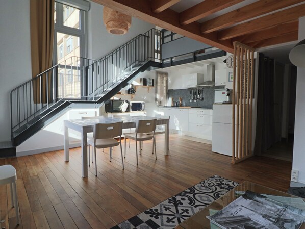 Réfrigérateur, micro-ondes, four, plaque de cuisson