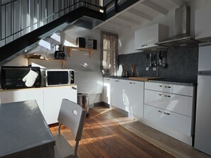 Fridge, microwave, oven, stovetop - Central Loft Apartment, 4 Pers., Private Parking (La Bourboule)