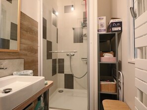 Bathroom - 3* Apartment for 6 people, quiet, near spa (La Bourboule)
