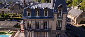 Spacious home with covered pool and parking for 15 guests