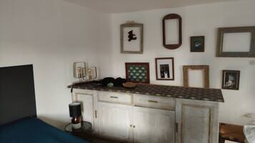 Een strijkplank/strijkijzer, internet, beddengoed