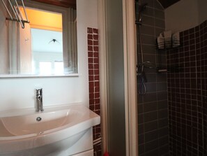 Bathroom - Charming Duplex for 4 Pers. with Private Parking in Murat-le-Quaire (Murat-le-Quaire)