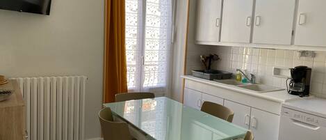 冷蔵庫、電子レンジ、オーブン、コンロ