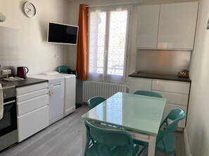 Fridge, microwave, oven, stovetop - Cozy apartment in La Bourboule center, for 4 guests (La Bourboule)