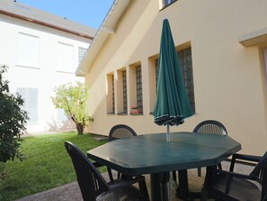 Outdoor dining - 2* Apartment with private garden, 4 people, in La Bourboule (La Bourboule)