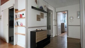 Et moderne interiør med trægulv, en indbygget bænk og en bogreol.