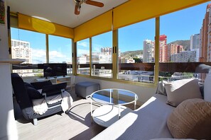 TV - Sunny Benidorm stay with pool, AC & parking, 550 metres from Playa de Levante (Benidorm)