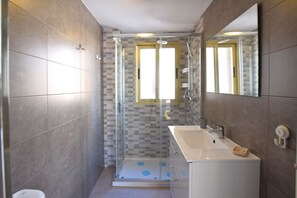 Shower, towels - Sunny Benidorm stay with pool, AC & parking, 550 metres from Playa de Levante (Benidorm)