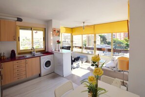 Interior - Sunny Benidorm stay with pool, AC & parking, 550 metres from Playa de Levante (Benidorm)