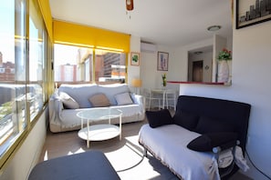 TV - Sunny Benidorm stay with pool, AC & parking, 550 metres from Playa de Levante (Benidorm)