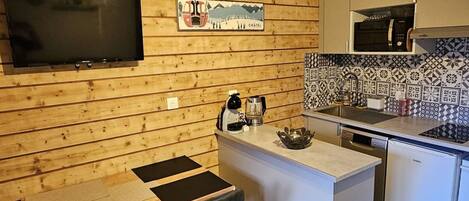 Kühlschrank, Mikrowelle, Herdplatte, Geschirrspüler