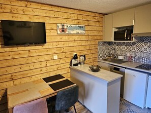 Fridge, stovetop, dishwasher, coffee/tea maker - Châtel Studio for 4 with Parking and WIFI (Châtel)