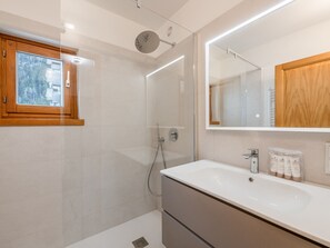 Hair dryer, towels - Central apartment with terrace, parking, 4 pers. (Chamonix-Mont-Blanc)