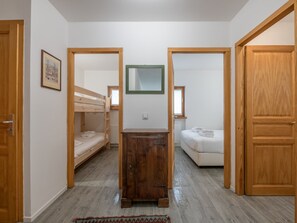 A room with bunk beds, a wooden dresser, and a single bed. - Central apartment with terrace, parking, 4 pers. (Chamonix-Mont-Blanc)
