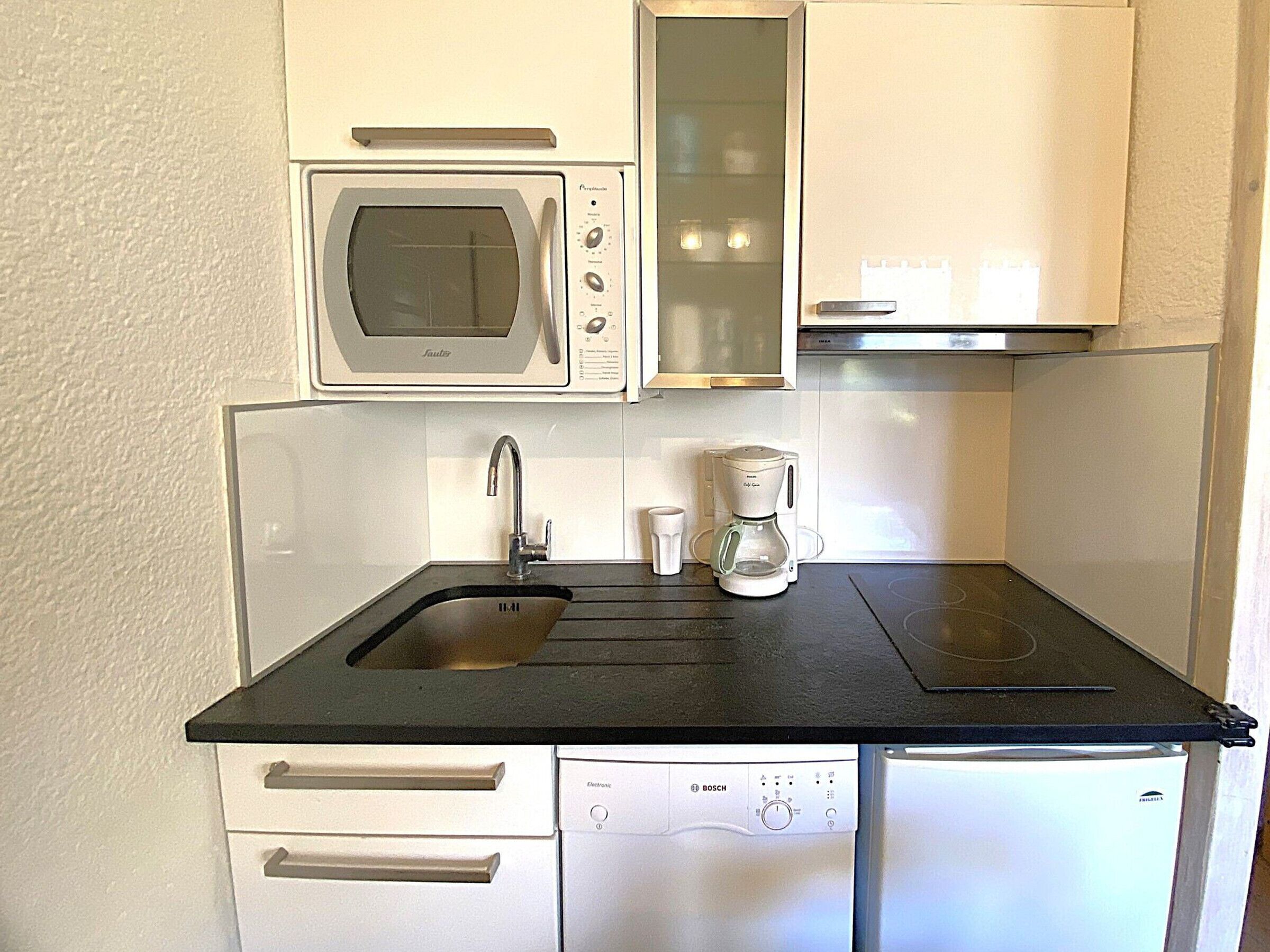 Fridge, oven, dishwasher, coffee/tea maker