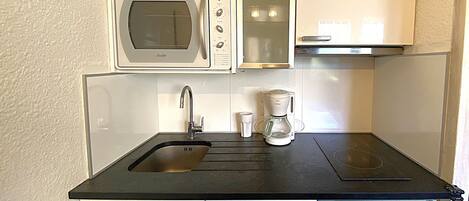 Réfrigérateur, four, lave-vaisselle, cafetière/bouilloire