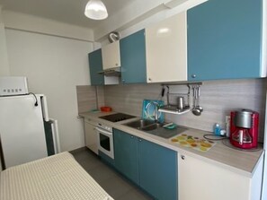 Wasserkocher mit Kaffee-/Teezubehör, Kühlschrank, Mikrowelle