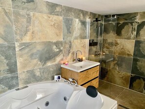 Shower, hair dryer, towels, toilet paper - Suite de Luxe for 2 persons, including 2.5 hours pr. Wellness area (Egmond aan Zee)
