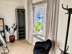 Interior - Deluxe Suite for 2 people, 80 meters in size, bathroom with shower and bathtub (Egmond aan Zee)