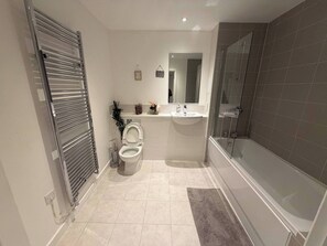 Apartment, 2 Bedrooms, Balcony | Bathroom - Cozy Arsenal Home for all (London)