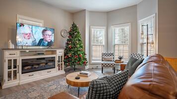 Smart TV, chimenea y libros