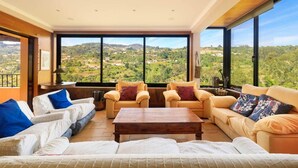 A spacious living room with a large window offering a scenic view of the countryside. - Villa in the Douro - Quinta de Pias. Perfect for families! (Espadanedo)