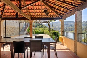 Outdoor dining - Villa in the Douro - Quinta de Pias. Perfect for families! (Espadanedo)