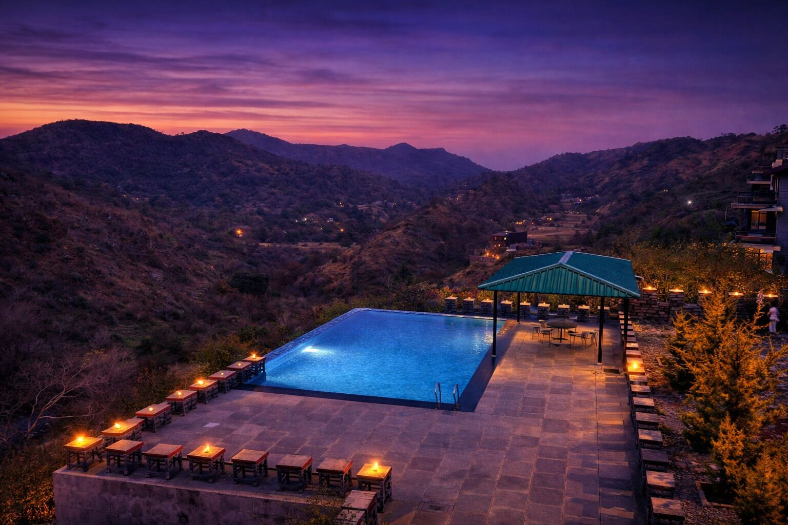Una piscina al aire libre