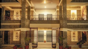 Boendets fasad - kväll/natt