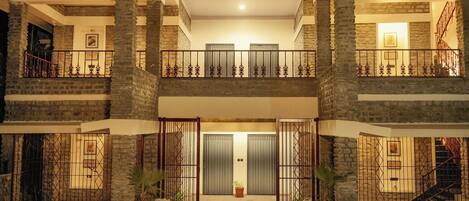 Boendets fasad - kväll/natt