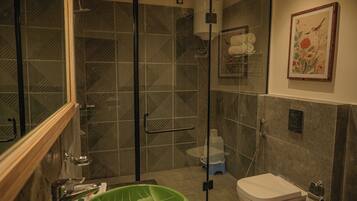 Luxury Mountain View Room with Private Balcony | Bathroom | Free toiletries, towels, soap, shampoo