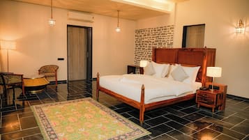 Double Room, 1 King Bed, Balcony, Mountain View | Desk, iron/ironing board, free WiFi, bed sheets