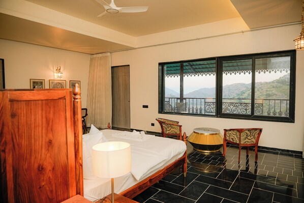 Dobbeltrom, 1 kingsize-seng, balkong, fjellutsikt | Romfasilitet