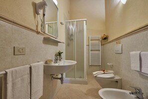 Shower, hair dryer, towels - Agriturismo Bonello Flat 2 Bedrooms with Pool, Private Terrace and Wi-Fi (Pienza)