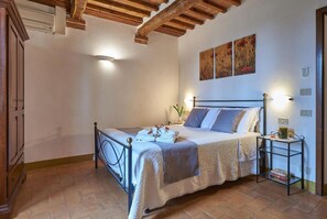 2 bedrooms, WiFi, bed sheets - Agriturismo Bonello Flat 2 Bedrooms with Pool, Private Terrace and Wi-Fi (Pienza)