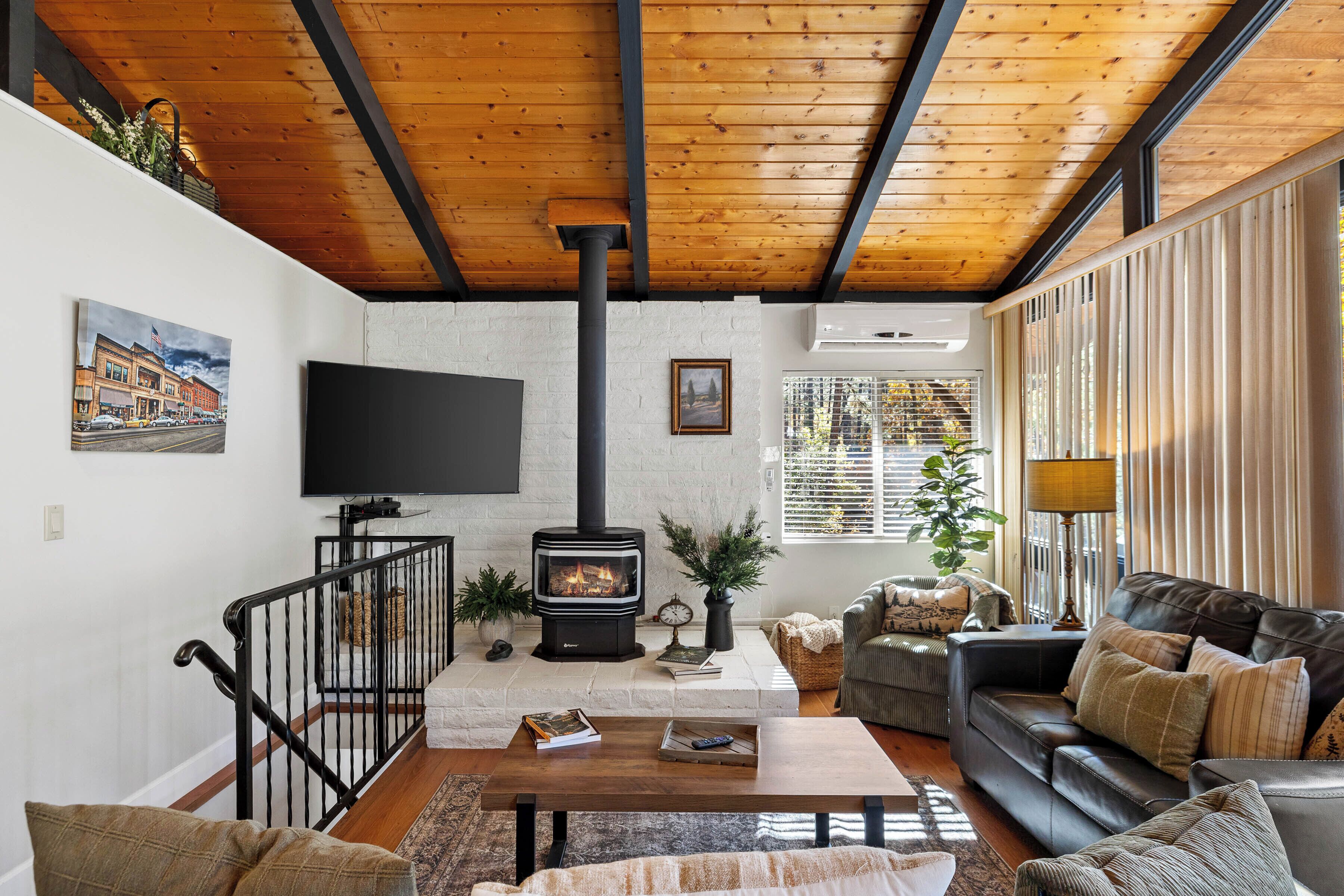 Una Smart TV, una chimenea