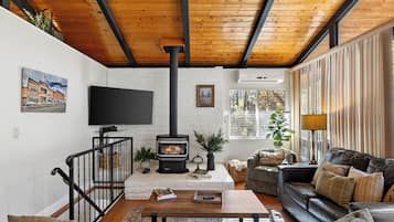 Una Smart TV, una chimenea