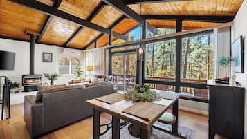 Een smart-tv en een open haard