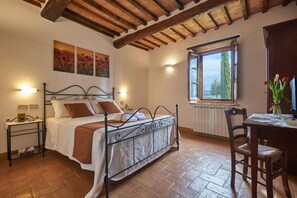 2 bedrooms, iron/ironing board, WiFi, bed sheets - Agriturismo Bonello Flat 2 Levels with Shared Pool, Garden, and Wi-Fi (Pienza)