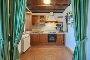 Fridge, oven, stovetop, coffee/tea maker - Agriturismo Bonello Flat 2 Levels with Shared Pool, Garden, and Wi-Fi (Pienza)