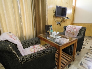 Luxury Double Room, 1 King Bed, Balcony, River View | In-room dining