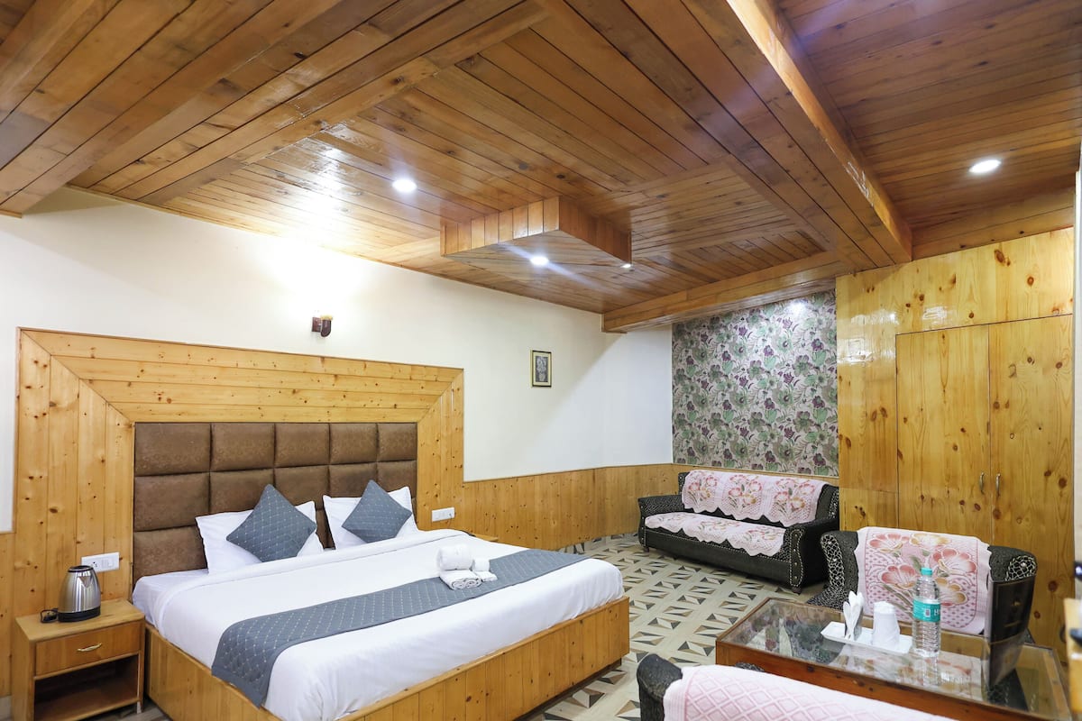 Luxury Double Room, 1 King Bed, Balcony, River View | Egyptian cotton sheets, premium bedding, down duvets