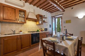 Fridge, oven, stovetop, coffee/tea maker - Agriturismo Bonello Flat Standard Apartment with Pool, Shared Garden and Wi-Fi (Pienza)