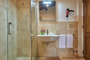 Shower, hair dryer, towels - Agriturismo Bonello Flat Standard Apartment with Pool, Shared Garden and Wi-Fi (Pienza)