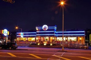 Exterior - Ground floor unit for family and friends in Jackson Heights (New York)