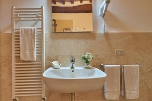 Shower, hair dryer, towels - ‘Agriturismo Bonello Standard’ Room with Pool, Shared Garden, and Wi-Fi (Pienza)