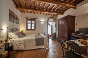 1 bedroom, WiFi, bed sheets - ‘Agriturismo Bonello Standard’ Room with Pool, Shared Garden, and Wi-Fi (Pienza)